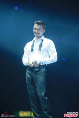 组图：谢霆锋陈慧琳等红馆开唱 悼念张耀荣