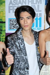 组图：周秀娜低胸短裙亮相 曾宝仪与父亲同台有压力