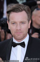 组图：麦克格雷格携妻走秀显恩爱