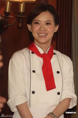 组图：曾宝仪接新节目主持棒 称早已和小S约吃饭