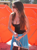 组图：索菲娅-维加拉曝沙滩照身材性感