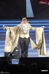 组图：苏永康香港开唱众星捧场 与钟镇涛互戴高帽