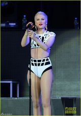 组图：Jessie J绷带装露底裤 下腰秀壮硕身材