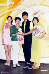 组图：炎亚纶自曝爱强吻 新剧收视不敌汪东城