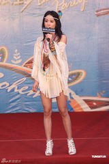 组图：蔡依林萧敬腾出席代言活动 雨中激情献唱