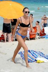 组图：超模坎蒂丝-斯瓦内普尔与男友海滩度假