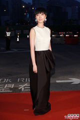 组图：桂纶镁黑白长裙典雅亮相亚洲电影大奖