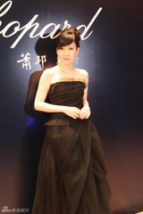 组图：周慧敏妩媚出席活动 肌肤白皙气质优雅高贵