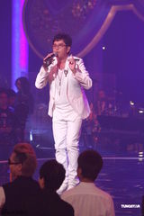 组图：谭咏麟杜丽莎携手开唱 钟镇涛等好友助阵