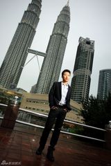 组图：李玉刚马来西亚采风 为新专辑造型取景