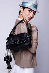 组图：侯角跨界当模特 拍摄包包主题时尚大片