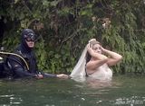 组图：贝鲁奇离婚后首现身 披旧式婚纱湖中拍戏