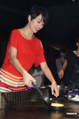 组图：梁咏琪秀厨艺 曝与老公品红酒