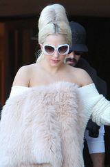 组图：Lady Gaga穿超短毛衣踩恨天高现身悉尼