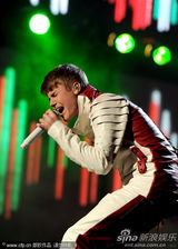 组图：全美音乐奖比伯白衣帅气演唱