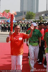 组图：亚运火炬广州站：宋祖英霍震霆领衔传递