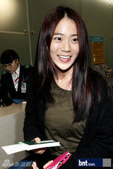 组图：少女时代KARA为赴K-POP演唱会亮相机场