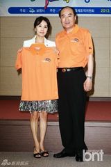 组图：韩星李贤京等出席保宁泥浆节开幕式