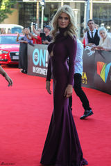 组图：黛尔塔鱼尾裙窈窕秀美背 纤腰翘臀迷人