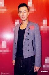 组图：林峰冒酷暑出席活动 不顾形象狂擦汗