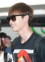 组图：李钟硕赴菲律宾拍新片 邻家男孩巨星范