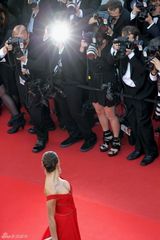 组图：C罗超模女友戛纳走秀展玉腿深沟