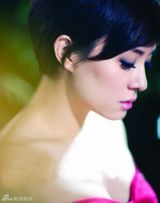 组图：孙俪红衣缤纷贺新年 林间写真登开年封面