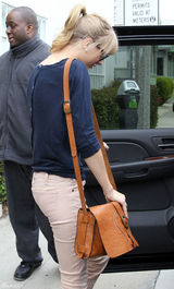 高清图：泰勒-斯威夫特街拍 简约装扮魅力不减