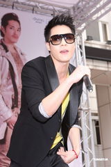 组图：周汤豪长针眼戴墨镜遮丑 公布择偶条件