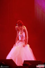 组图：薛凯琪豪放露胸 舞台脱裙性感热舞