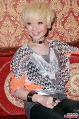 组图：黄真真取笑张孝全慢热 与白百何互闻臭鞋