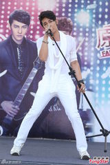 组图：汪东城蔡旻佑台北为电视原声带签唱