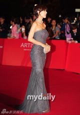 组图：李贤宇金素妍等星亮相釜山电影节开幕式