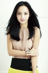 组图：张嘉倪拍清新写真 雨后美女成宅男新宠