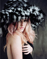 组图：绵羊音女伶渔网罩露双莓 黑纱蒙面神秘