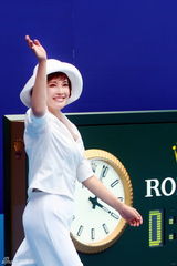 组图：刘晓庆英伦装助阵中网决赛 白裙显优雅