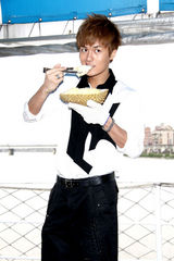 组图：吴克群为新专辑庆功 展现帅气笑容