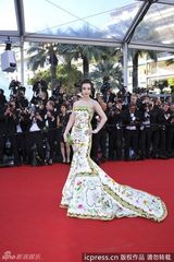 组图：范冰冰亮相戛纳 中国风长裙展东方风情