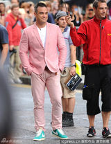 组图：罗比-威廉姆斯变粉红绅士显老顽童本色