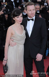 组图：麦克格雷格携妻走秀显恩爱