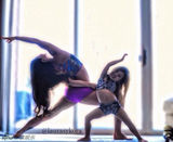 组图：36岁辣妈与可爱女儿同练瑜伽温馨引追捧