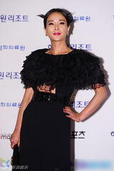 组图：《圣殇》女主赵敏秀别致美裙显贵气