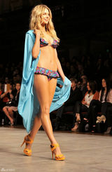 高清组图：前环姐冠军詹妮弗-霍金斯穿内衣走秀