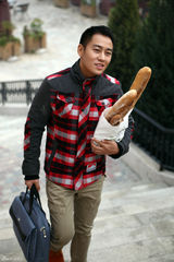 组图：王小毅上演自编自导光棍节主题街拍    