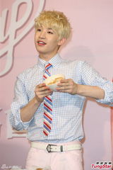 组图：Henry出专辑会粉丝 陪“老婆”过情人节