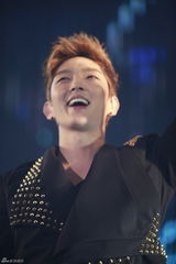 组图：李准基上海歌迷见面会身着汉服献唱