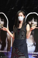 组图：《孤岛惊魂》造势杨幂口罩遮面 冯绍峰送祝福