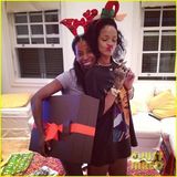 组图：蕾哈娜红鼻子驯鹿妆 平安夜派对搞怪