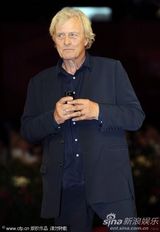 组图：《硬纸盒小镇》首映 导演埃曼诺牵爱妻亮相