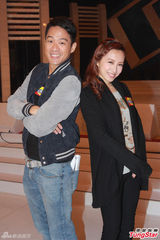 组图：陈智燊亮相拜神仪式 不介意女友性感出镜